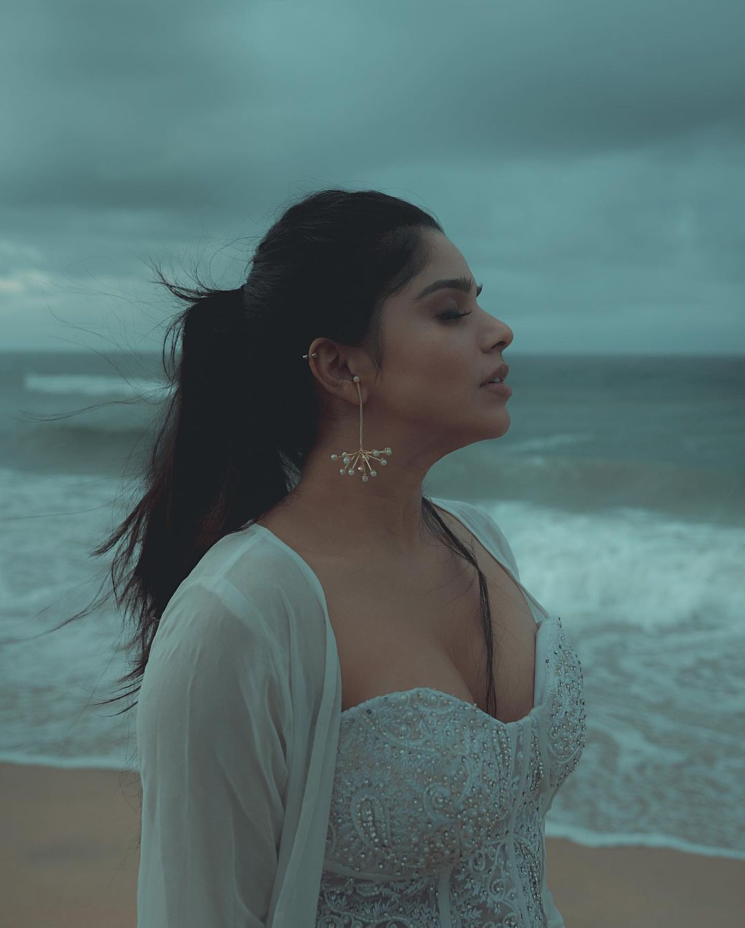 Actress Divya Bharathi Hot Sexy Cleavage Show In Beach Photoshoot Stills 3D