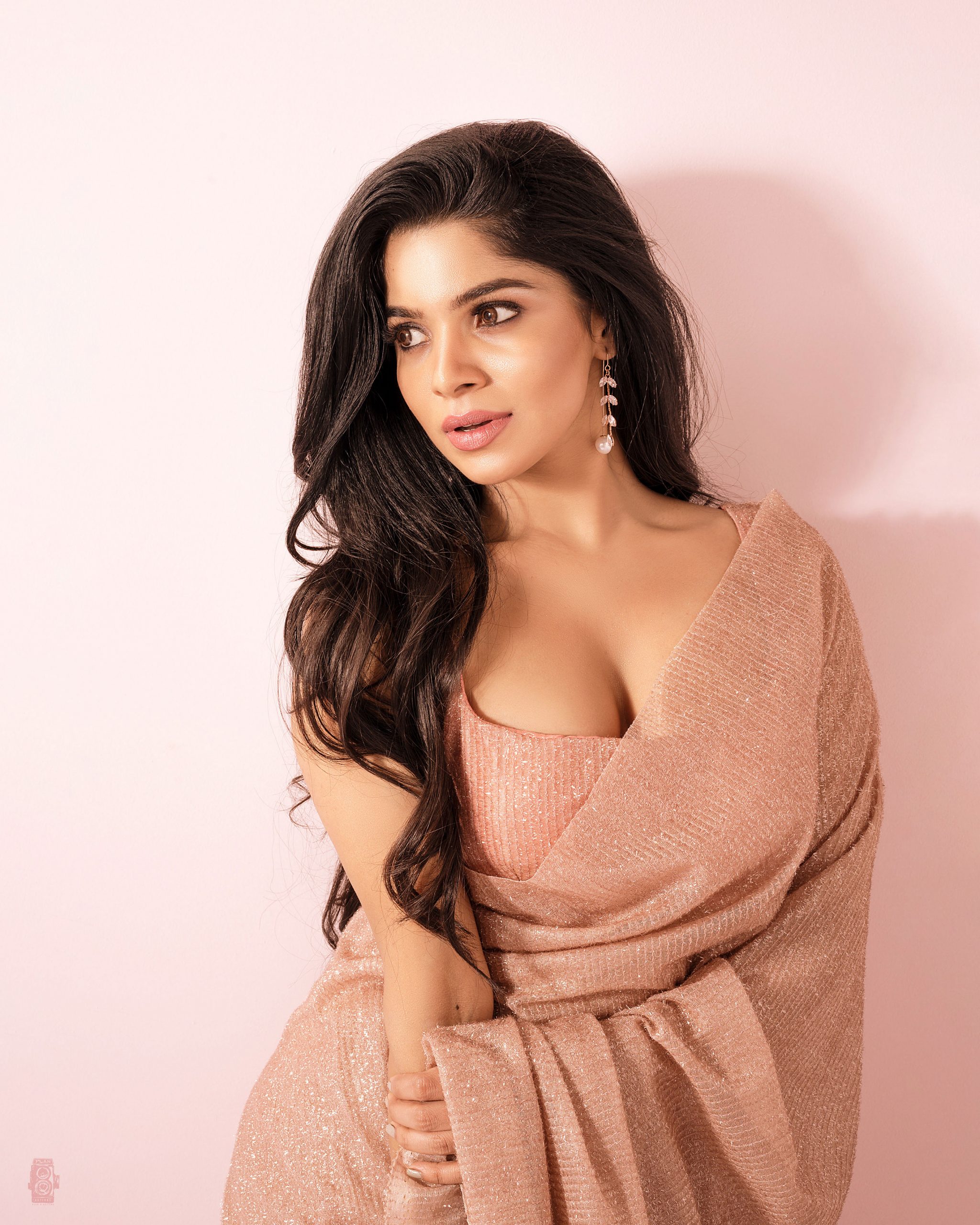 Actress Diya Bharathi Hot Sexy Cleavage Show In Peach Color Saree Unseen Photoshoot Ultra HD Stills 001 Scaled