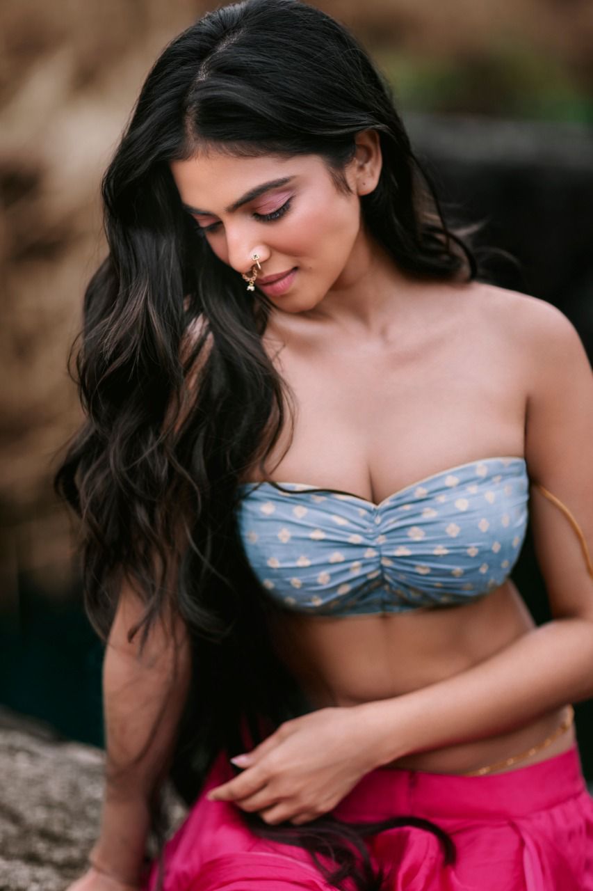 Actress Malavika Mohanan Hot Sexy Navel And Cleavage Show In Apsara Dress Photoshoot Stills 1