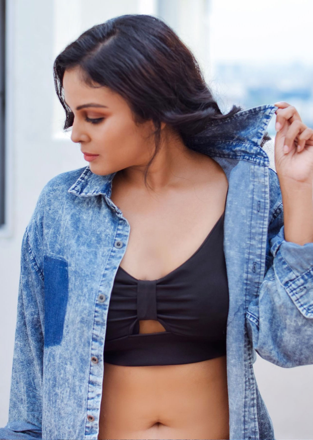 Actress Chandini Tamilarasan Hot Sexy Navel Cleavage Show In Jeans Short Photoshoot Stills 7